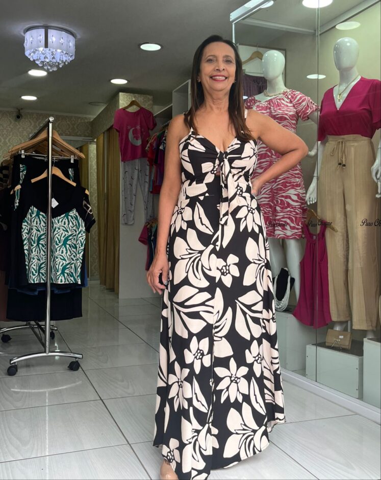 Vestido Longo com Amarração no Busto e Fenda Frontal