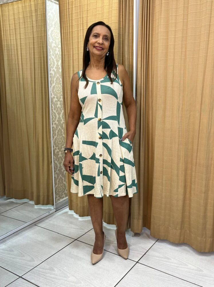 Vestido Curto Regata com Botões e Bolsos