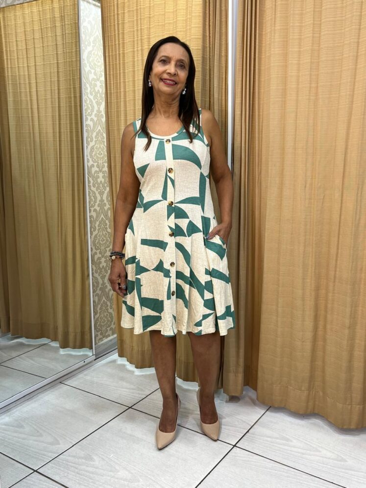 Vestido Curto Regata com Botões e Bolsos