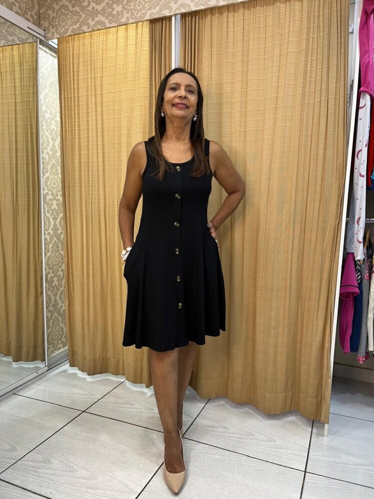 Vestido Curto Regata com Botões e Bolsos - Image 4