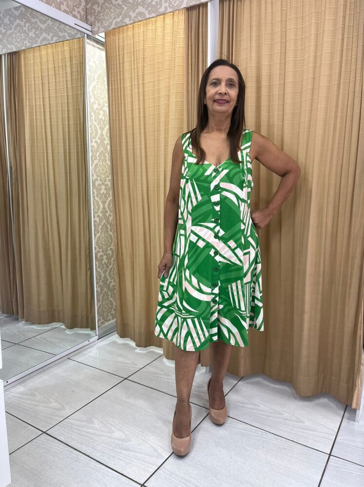 Vestido Plus Size Regata com Botões Frontais