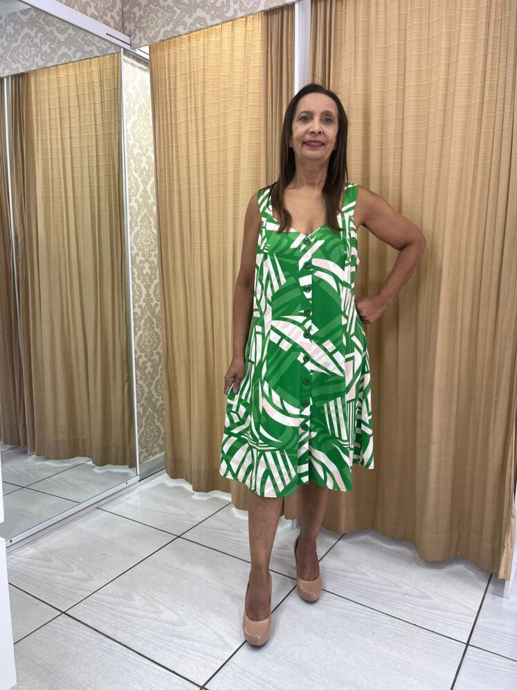 Vestido Plus Size Regata com Botões Frontais